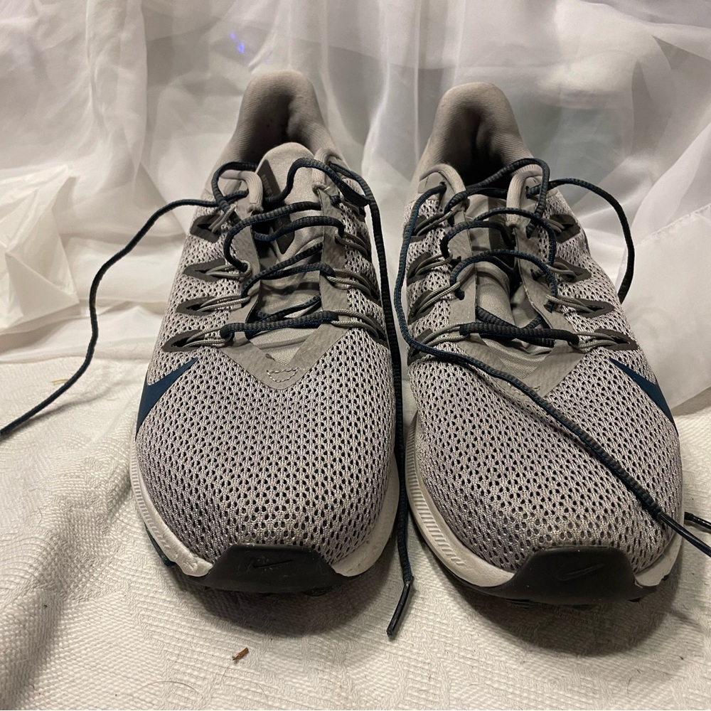 Never worn men’s Nike Quest 2